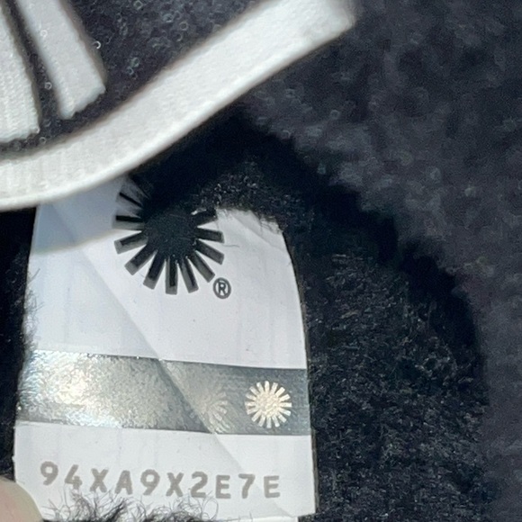 Women’s UGG® Fluff Yeah Genuine Shearling
Slingback Sandal in Black • Size 9 - Picture 9 of 12